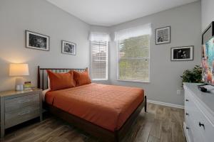 Postel nebo postele na pokoji v ubytování Escape the Cold Disney 3 Miles Resort No Fees