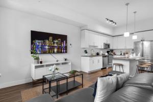 Kuchyň nebo kuchyňský kout v ubytování Sunny 1BR Unit With Free Parking Prime Location + 17 fotografií