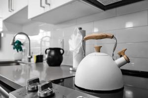 Kuchyň nebo kuchyňský kout v ubytování Sunny 1BR Unit With Free Parking Prime Location