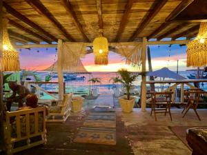 a resort lobby with a view of the ocean at Mio Mio Beach in Barú