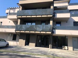 un bâtiment avec une voiture garée devant dans l'établissement Luca Apartman, à Keszthely