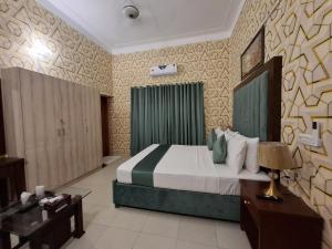 Una cama o camas en una habitación de Orion Hotel 22 fotos más