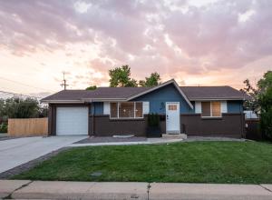una casa con una casa blu e marrone di Private 2BR Retreat Near Denver - Gray St ad Arvada