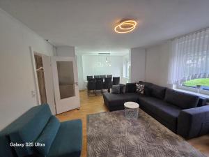 una sala de estar con un sofá y una mesa en MaiFerien Harz - Haus Goldstrahl, en Clausthal-Zellerfeld