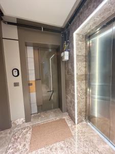 Ένα μπάνιο στο 5 Min to the Sea, Luxury 1BR, Pool, Air Conditioning, Fast WiFi