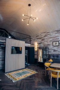 a room with a couch and a table and a ceiling at Mirodil House in Yablunytsya