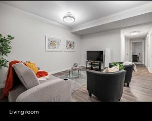 Телевізор і / або розважальний центр в Brand new suite with parking pad at the back