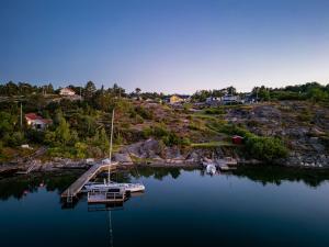 Luftaufnahme eines Yachthafens mit einem Boot im Wasser in der Unterkunft SeaSide in Hjälteby