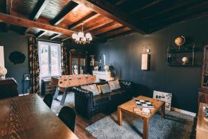 Posezení v ubytování No2 By The Fields