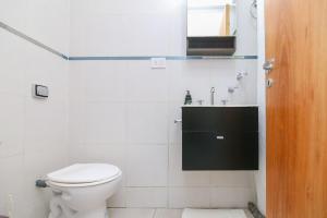 a bathroom with a toilet and a sink at Monoambiente Urquiza I con cochera - Santa Fe in Santa Fe +9 photos