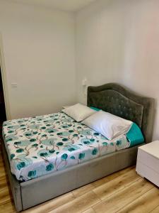 a bed in a small room with a bedskirtspectspectssenalsenalsenalsenal at Menotti Appartment in Avola