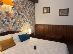 コンピエーニュにあるオテル ドゥ フランドルのベッドルーム1室(ベッド1台、リモコン付)