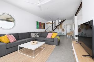 un soggiorno con un divano e un tavolo di Villa Reflejo de Mar a Cotillo