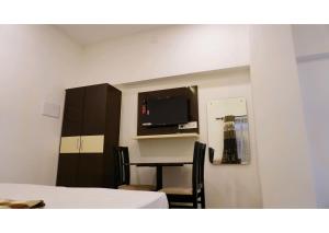 a room with a bedroom with a bed and a mirror at SHI's 5 Room Stay on Munar Road - Udumalpet in Udumalaippettai +29 photos