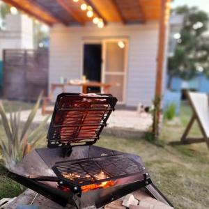 einen Grill auf einem Tisch in der Unterkunft Entre Las Sierras Tiny House Solo Adultos in Villa Giardino