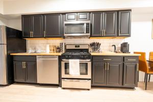 Η κουζίνα ή μικρή κουζίνα στο Elegant 2BR Near DC Sights & H Street