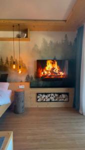 Una chimenea en una sala de estar con fuego. en Ferienwohnung -Das Waldo- mit Ausblick, en Lenzkirch