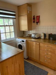 a kitchen with a washing machine and a washer at The Rossiter - City Centre Pad in Bath