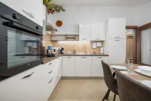 Η κουζίνα ή μικρή κουζίνα στο Apartman Afterglow
