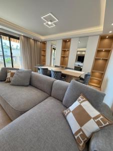 un salon avec un canapé et une salle à manger dans l'établissement Luxury Apartment in the heart of Principality of Monaco, à Monte-Carlo