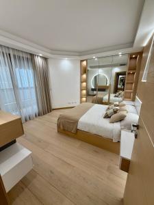 une chambre avec un grand lit et un grand miroir dans l'établissement Luxury Apartment in the heart of Principality of Monaco, à Monte-Carlo