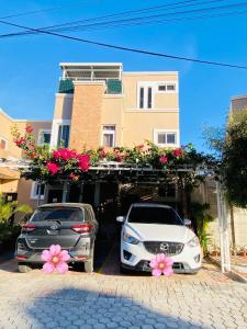 two cars parked in a parking lot in front of a building at Casa 3 Bugambilia de Villa Verde in Chiquimula