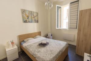 a bedroom with a bed and a window at Superbe appartement à 250 m de la mer in Toulon