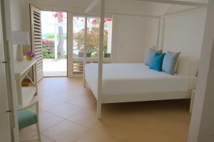 Giường trong phòng chung tại East End Antigua Boutique Hotel