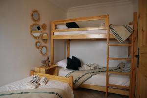 una camera da letto con due letti a castello e una scala di Anza Surf Experience Hostel ad Agadir