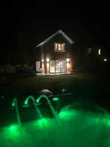 Πισίνα στο ή κοντά στο Beautiful family home with hot tub