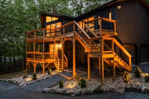 ein Baumhaus mit einer Treppe, die hinauf führt in der Unterkunft Pocono Speak Easy Hot Tub Golf Simulator 1920 Bar in Mount Zion