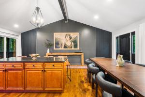 eine Küche mit einem großen Holztisch und Stühlen in der Unterkunft Pocono Speak Easy Hot Tub Golf Simulator 1920 Bar in Mount Zion