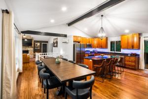 eine Küche und ein Esszimmer mit einem Holztisch und Stühlen in der Unterkunft Pocono Speak Easy Hot Tub Golf Simulator 1920 Bar in Mount Zion + 61 Fotos