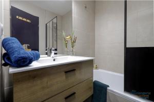 ein Badezimmer mit Waschbecken und Badewanne in der Unterkunft Montaigne - Proche Tram - 5min Aéroport in Blagnac