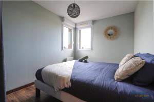 ein Schlafzimmer mit einem Bett und einem Fenster in der Unterkunft Montaigne - Proche Tram - 5min Aéroport in Blagnac