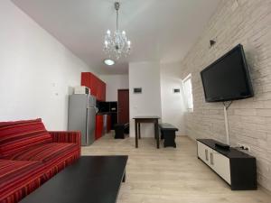 Televiisor ja/või meelelahutuskeskus majutusasutuses Merlyn