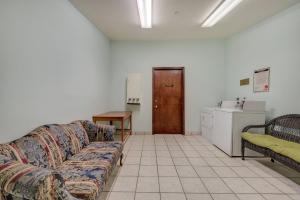 Posezení v ubytování Super 8 by Wyndham Weslaco