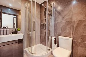Koupelna v ubytování 2 Bed 2 Bath Penthouse in Chelmsford City Centre with Free Parking ideal for long stays and Contractors - sleeps 6 + 42 fotografií
