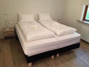 Rúm í herbergi á Guesthouse Hvítafell