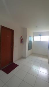 een grote kamer met een deur en een tegelvloer bij Apartamento dois quartos com uma suíte in Ananindeua