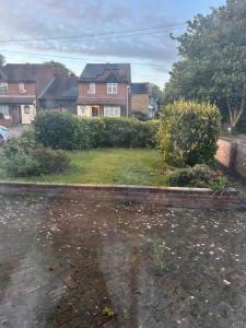 ein Hof mit einem Haus im Hintergrund in der Unterkunft Gravesend in Gravesend + 8 Fotos