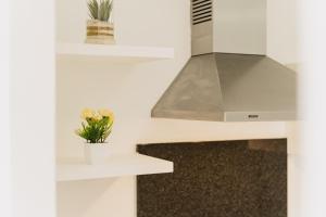 Kuchyň nebo kuchyňský kout v ubytování Modern City Apartment with Table Mountain Views