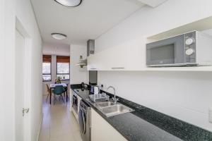 Η κουζίνα ή μικρή κουζίνα στο Modern City Apartment with Table Mountain Views