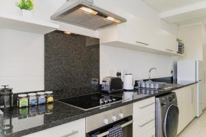 Η κουζίνα ή μικρή κουζίνα στο Modern City Apartment with Table Mountain Views