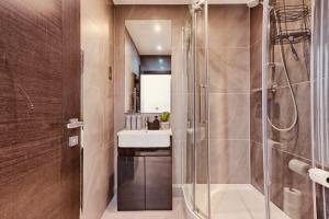 a bathroom with a shower and a sink at 2 Bed 2 Bath Penthouse in Chelmsford City Centre with Free Parking ideal for long stays and Contractors - sleeps 6 in Chelmsford