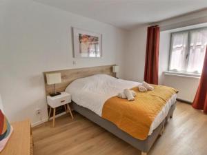 una camera da letto con un letto con due animali di peluche sopra di Gîtes rénovés avec goût au coeur du vignoble, route des vins, Alsace, Gueberschwihr a Gueberschwihr