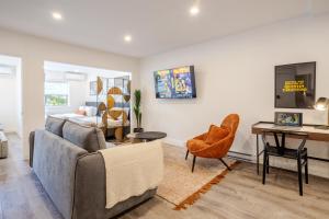 a living room with a couch and a bed at Theatre Hotel by Lodgo in Montréal