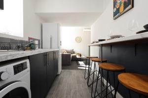 Η κουζίνα ή μικρή κουζίνα στο Stylish 2-Bed Apartment -Cardiff City Centre, Next to Stadium