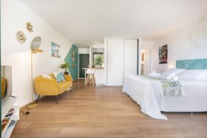 Ένα ή περισσότερα κρεβάτια σε δωμάτιο στο Ava Lodge - Studio dans résidence avec piscine