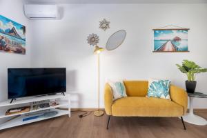 Μια τηλεόραση ή/και κέντρο ψυχαγωγίας στο Ava Lodge - Studio dans résidence avec piscine